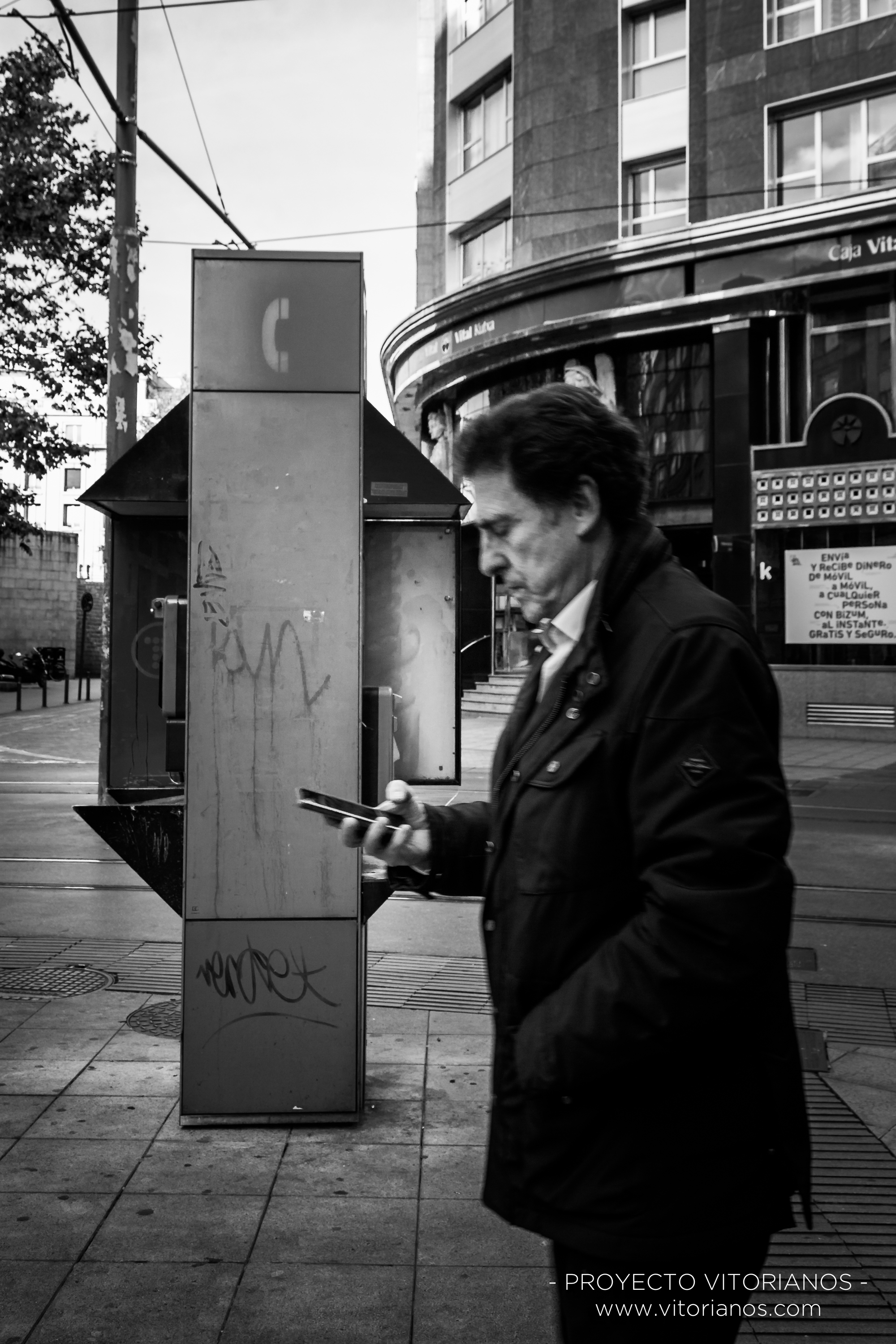Vitoriano mirando el móvil - Foto: Bea Cañas