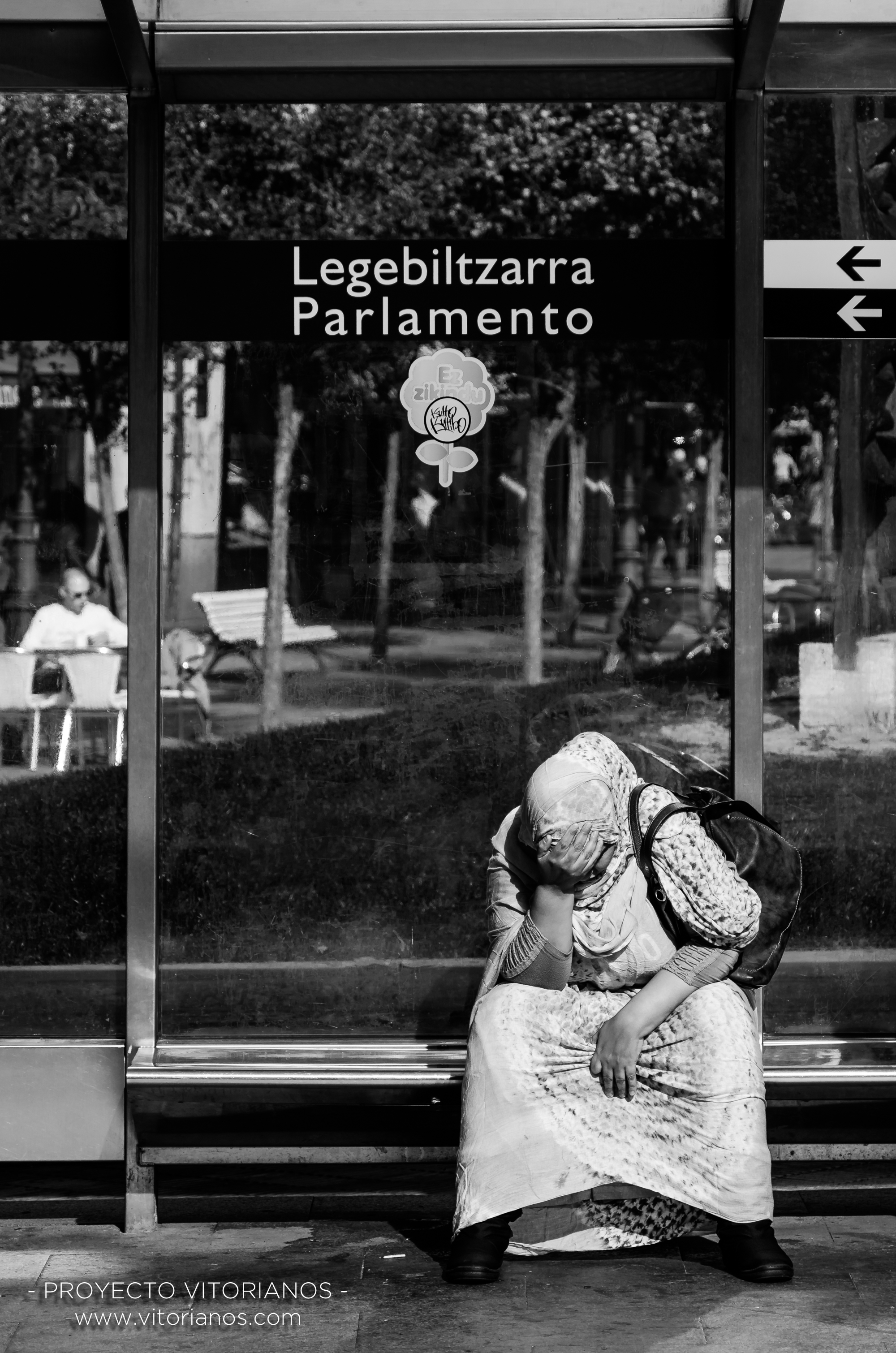 Vitoriana esperando el tranvía - Foto: José Luis Zúñiga