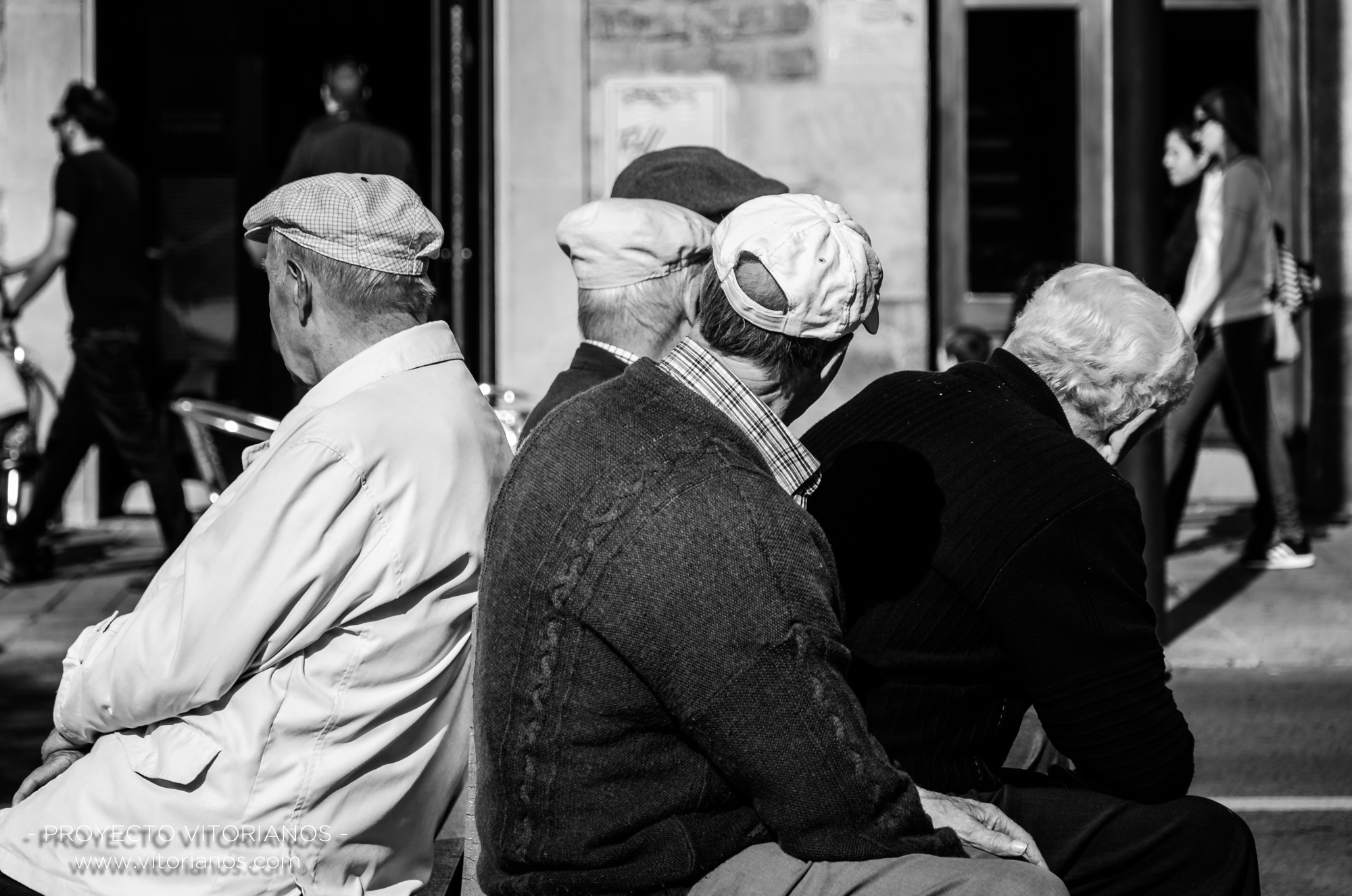 Vitorianos en un banco - Foto: José Luis Zúñiga