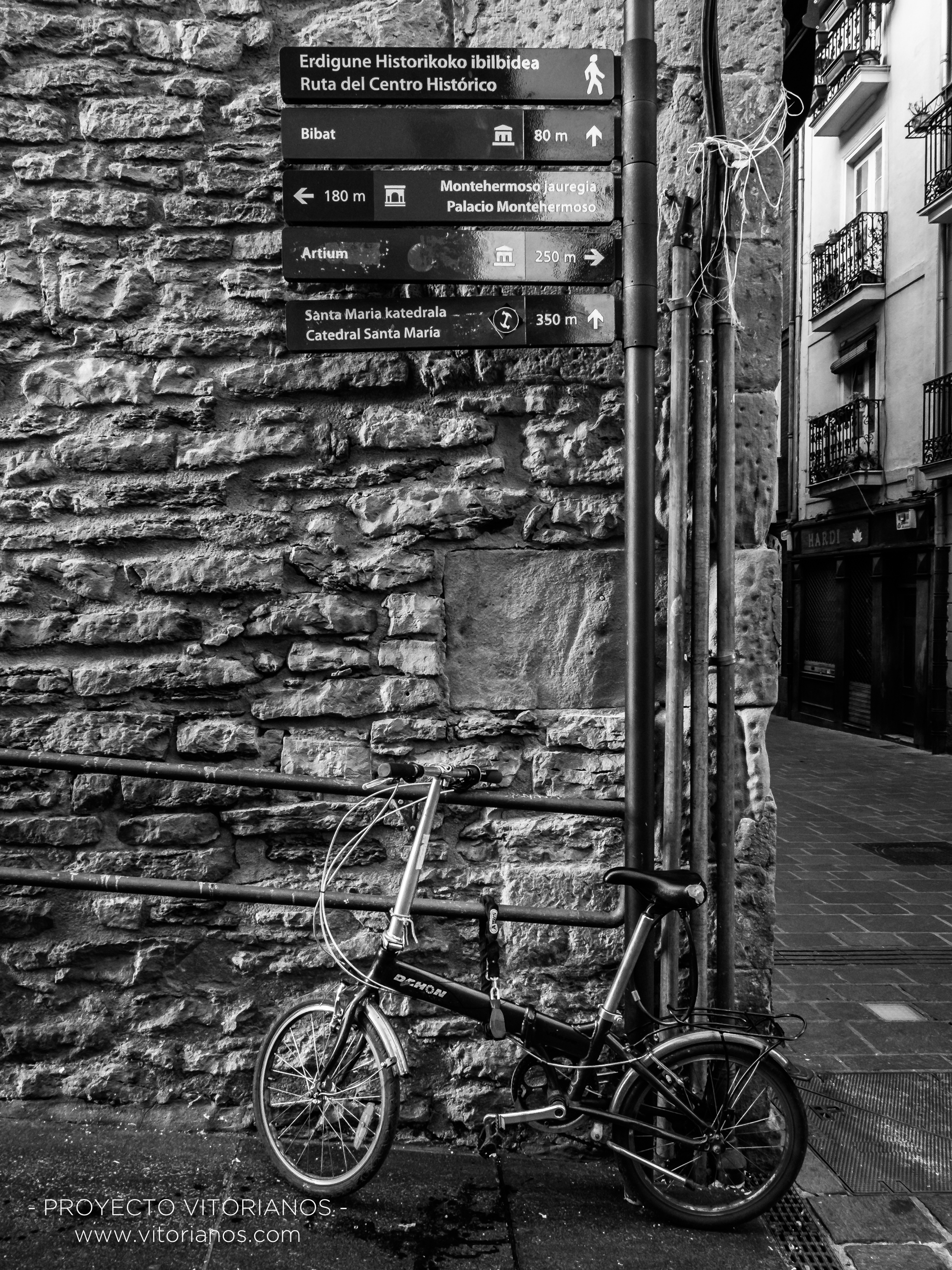 Bici en el casco antiguo - Foto: Begoña Ugarriza