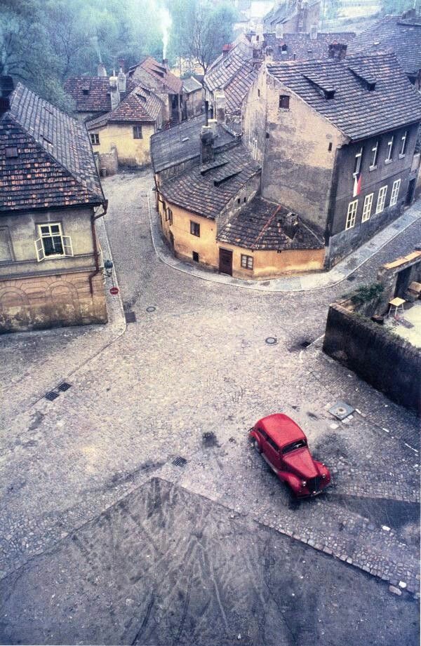 franco fontana pequeno automovil rojo coche